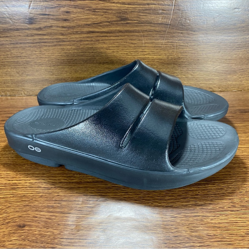 OOFOS Woman’s Slide/Sandal Shoe size 10 Mens Size 8 (Black)